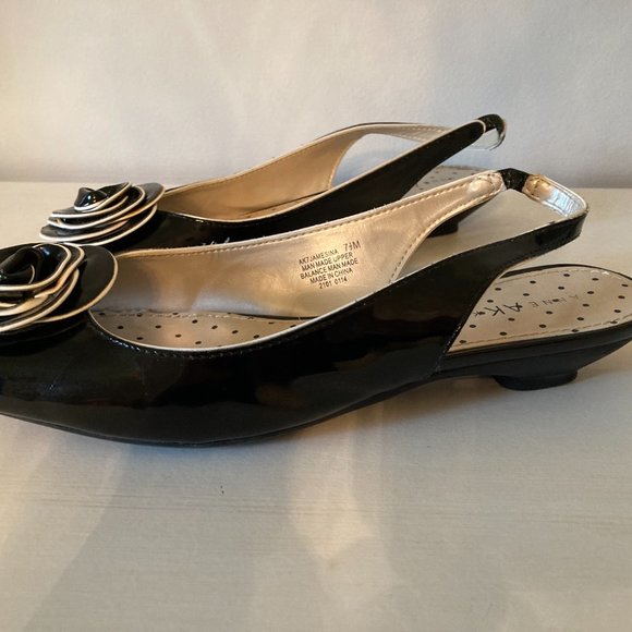 Anne Klein iFlex Black & White Open Toe Shoe - EUC - Picture 5 of 10